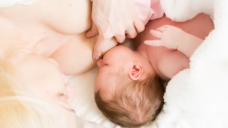 breastfeeding baby swallows air