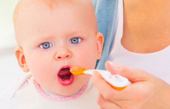 feeding baby solid foods