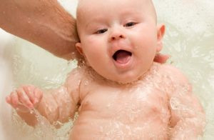 Read more about the article How To Bathe A Baby (In A Safe and Enjoyable Way)!