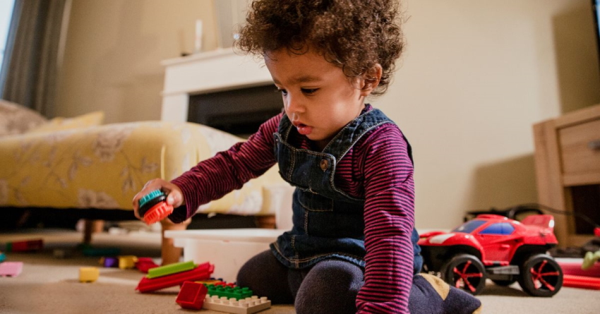 toddler won't play with other children